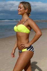 Ensemble de bikini à rayures croisées